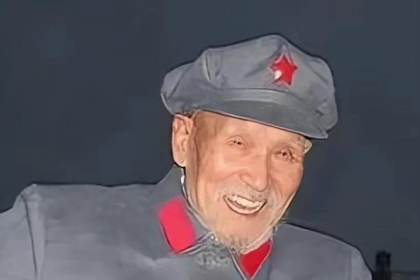 1949年，老红军黄明生回家。十几年的仗打完了，他以为是衣锦还乡，结果推开门，家