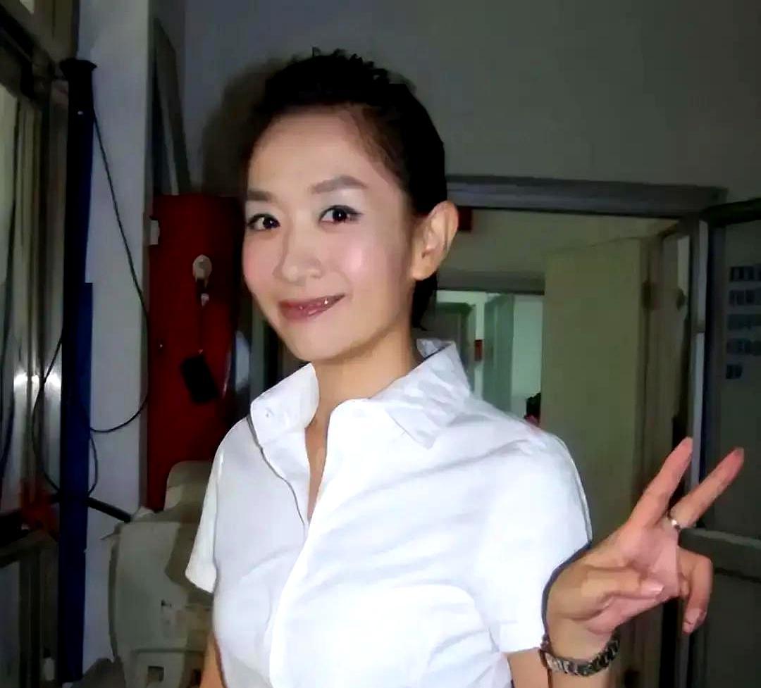 黄金三行  
“台里调整”四个字出口，镜头里那个把话筒递给菜场阿姨的女人，眼眶瞬