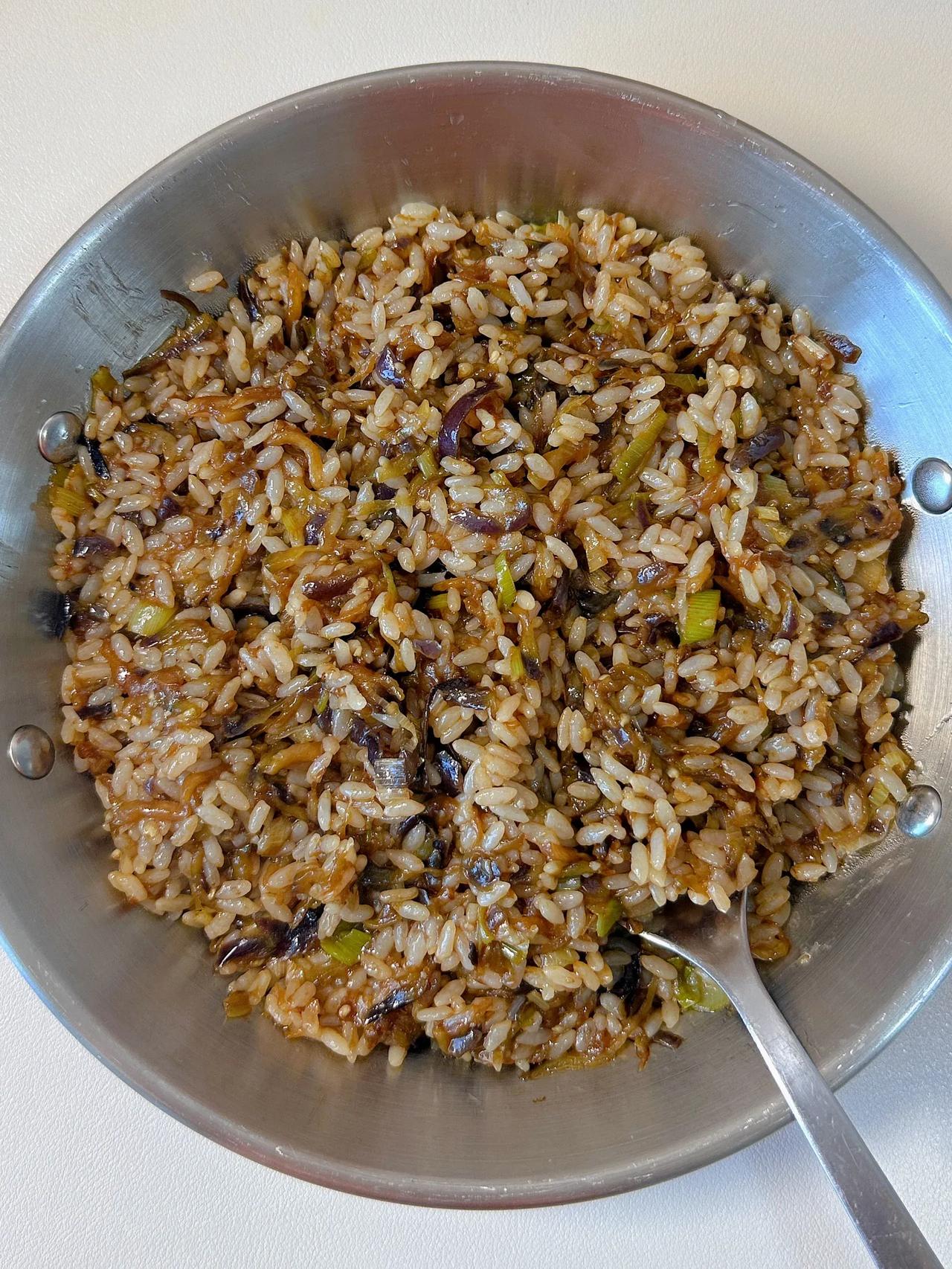 色香味俱全的茄子炒饭，真的太太太好吃了！！！
准备食材:大葱，茄子🍆
1⃣️热