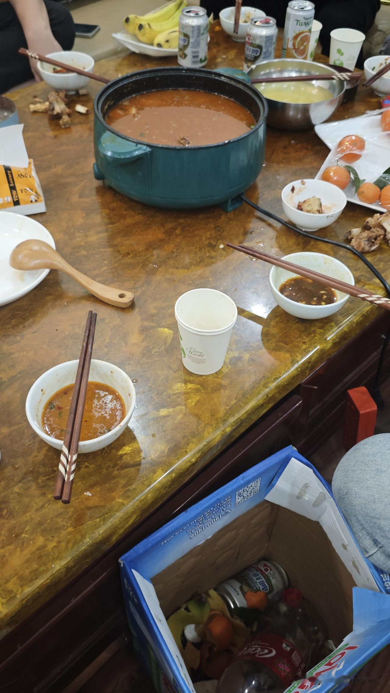 今天是周日，厂子里下班是下午5点。回来之后，两三个同事去另外一个上夜班的同事家吃