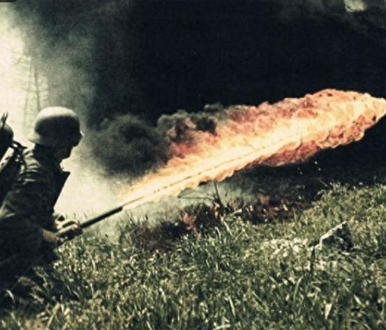 1944年8月，美军缴获了一架日军的火焰喷射器后，并没有封存，更没有销毁，而是立