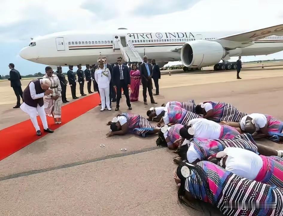 “百里不风，千里不同俗”，在南非机场看到这样的一种礼节，欢迎莫迪的女队员全部侧卧
