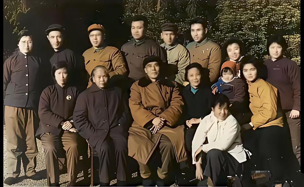 这张老照片拍于1970年春节，记录下贺子珍一家人在上海团圆的温馨画面。
 
大半