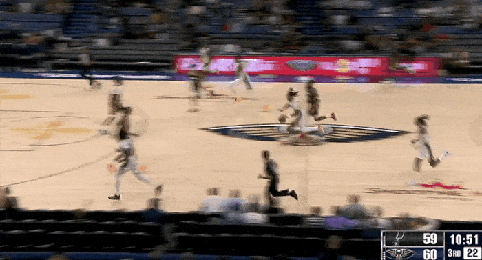 挡不住！文班亚马再次上演滑翔空接！
在今天NBA常规赛马刺对阵鹈鹕的第三节比赛中