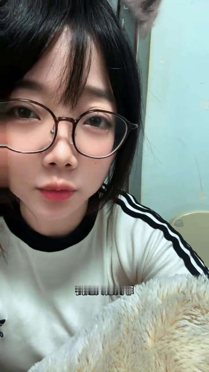 完了完了，大漂亮又在蹦迪。崩溃，我是真崩溃。买了一堆绿光，我夜不能寐。天天挂山顶