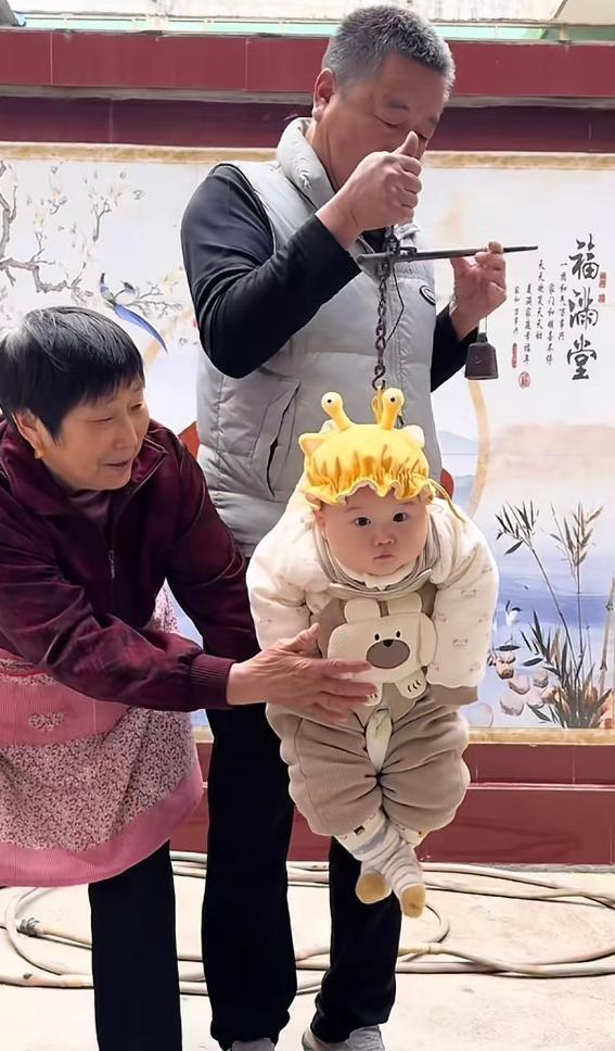 这简直是爷爷奶奶的梦中情孙啊！

在很多老人那里一直都有给新生儿称重的习俗，河南