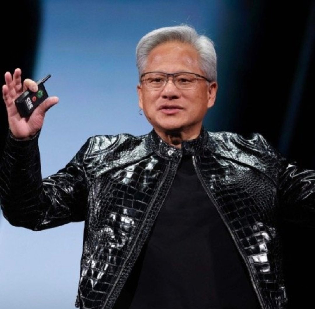黄仁勋希望内存供应商增加产能这波Al热已经把内存炒到了一个前所未有的高度，之前两