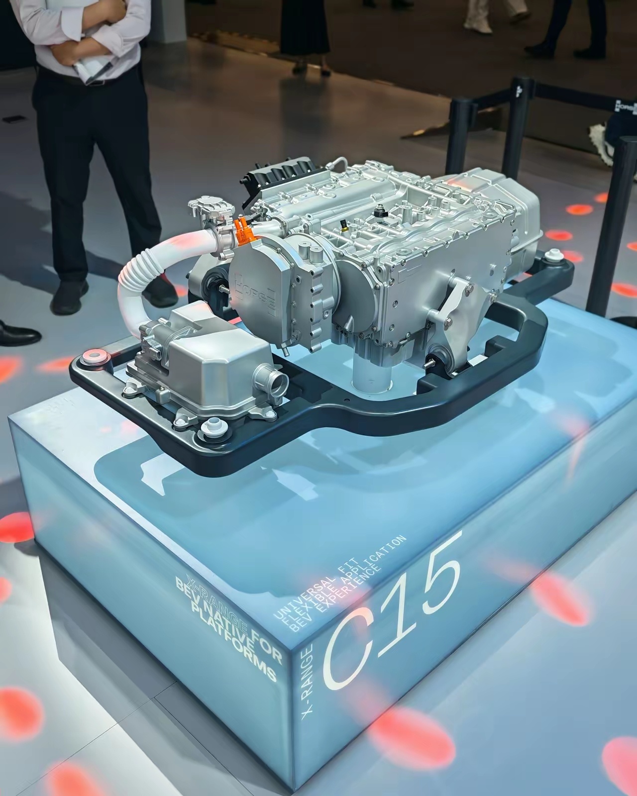 为了迎合电改增，为了在扁小的电车机舱空间放下增程器，吉利把四缸发动机带电机都放倒