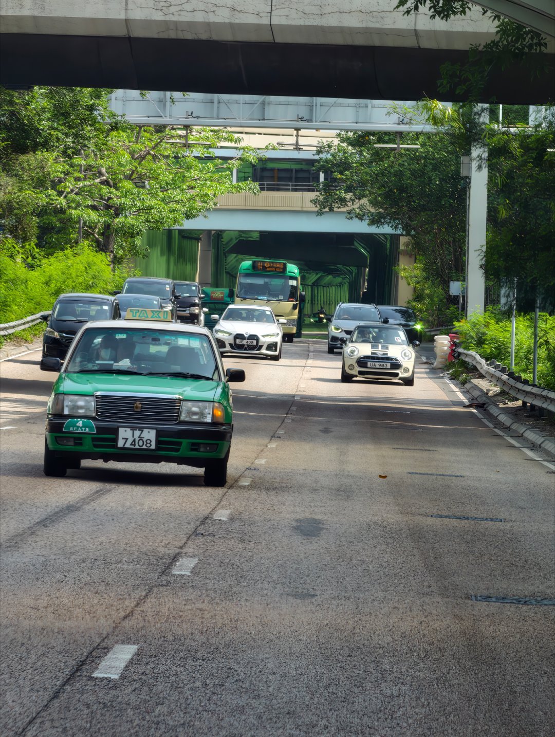 图一是香港的MPV王者和电车王者，这两台在大陆都是被用来对标的哈哈哈，哦对，现在