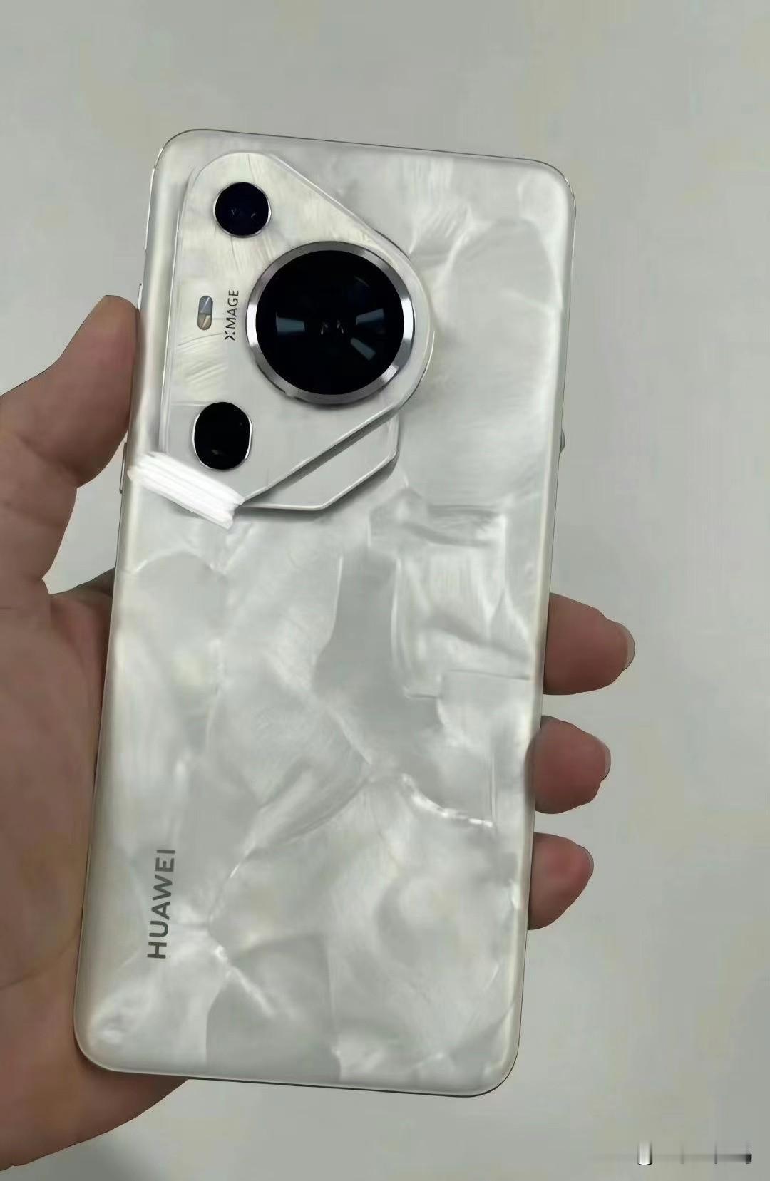 好消息：华为P70真机已曝光，根据镜头模组来看，影像值得期待！
坏消息：目前已基