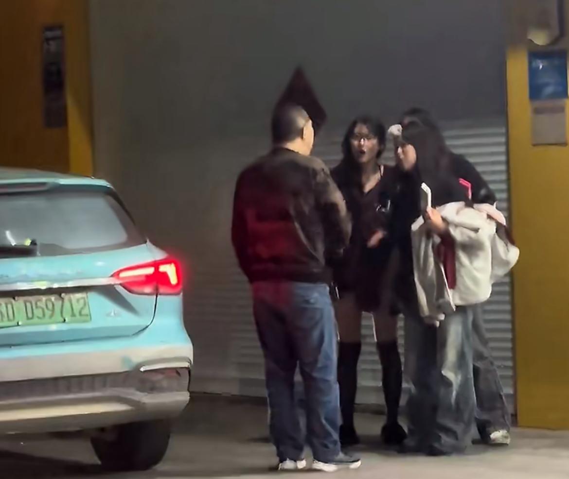 三个精神小妹打车不付钱，理由是司机吼她们了，总共车费就 12 块。不知道他们为什