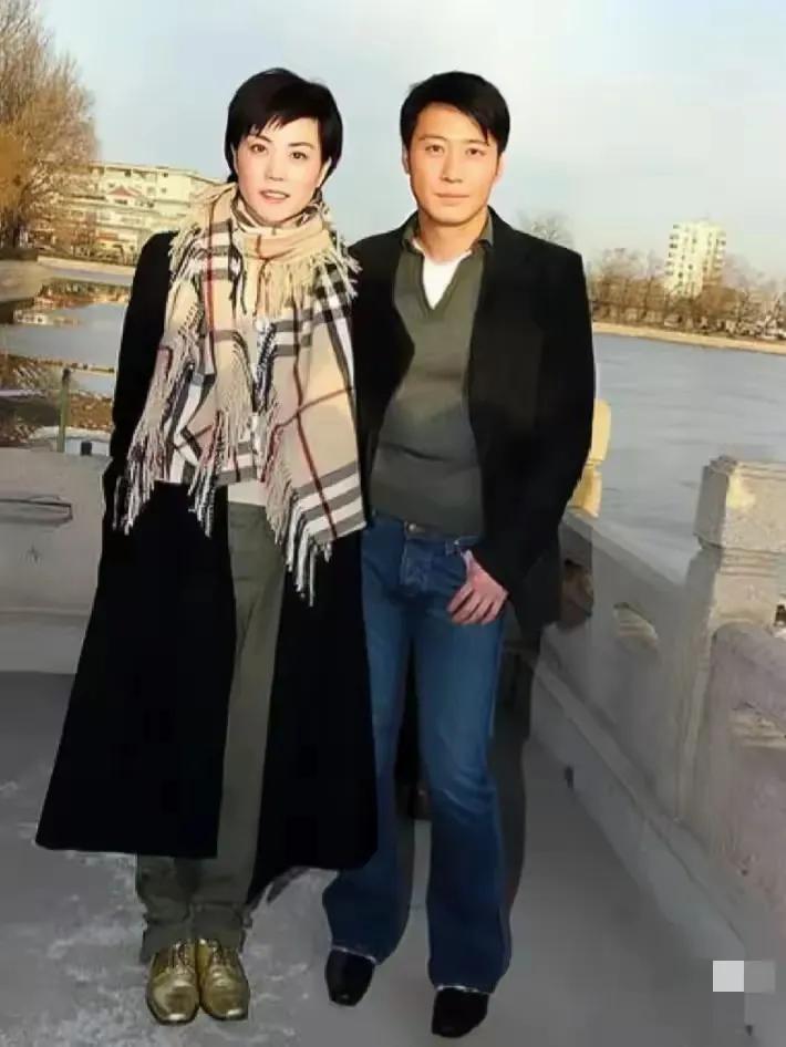王菲和黎明站在一起，身高基本上差不多，想象中黎明的身材很高大，现在看来，充其量不