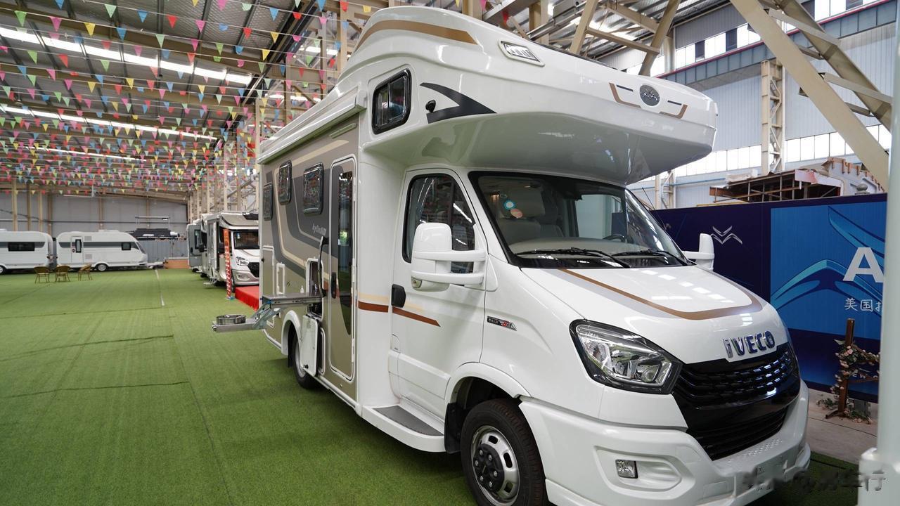 隆翠麒麟C620一款拓展式房车，外观配色以“香槟色”为主色调。色彩搭配十分亮眼，