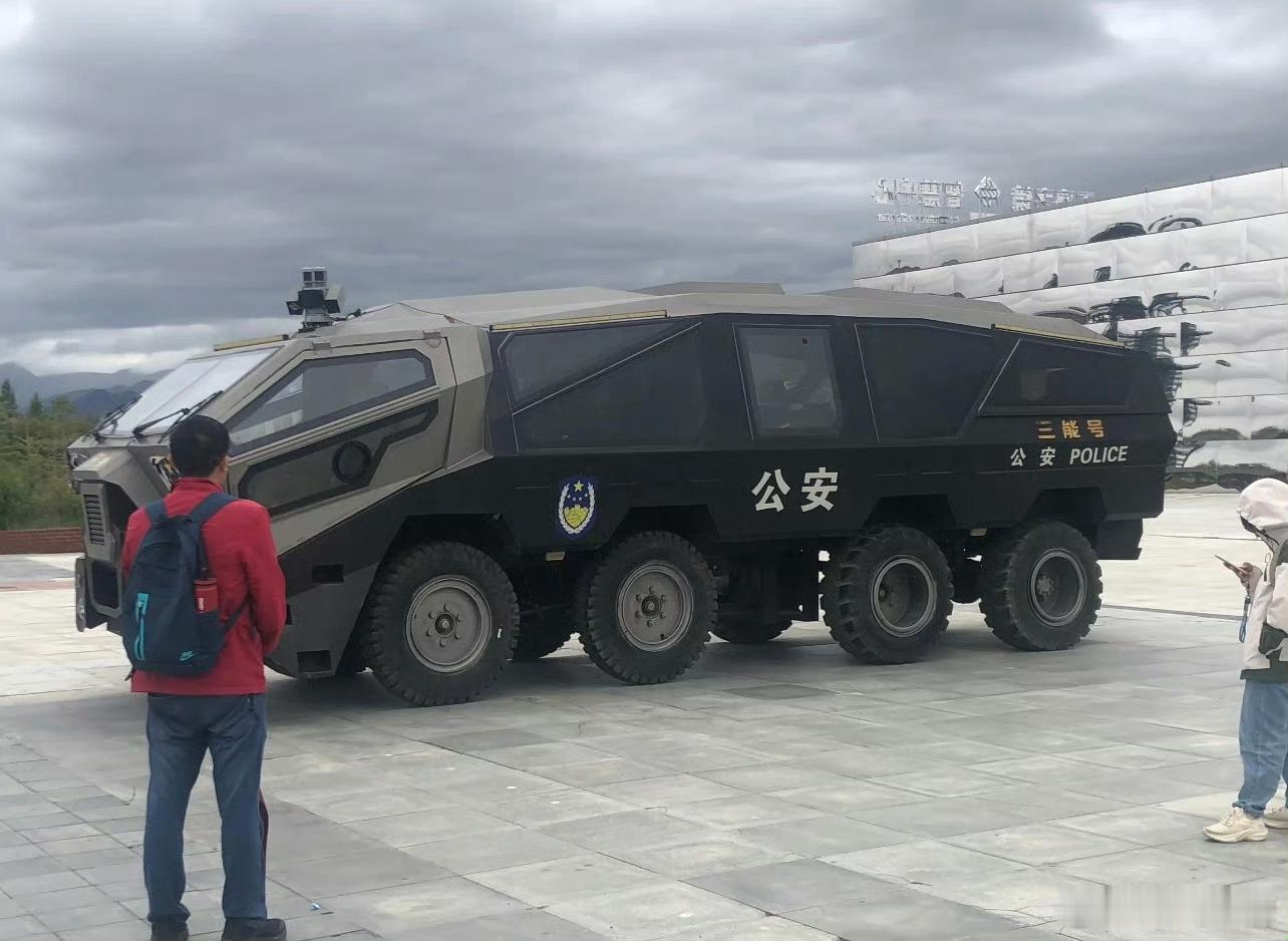 现在公安的车都这么科幻了吗？随便仍到一个科幻片里演出，毫无违和感 ​​​