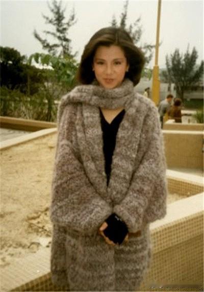 裹紧毛茸茸的大衣
是属于冬天的温柔铠甲

风里都带着凉丝丝的甜
像旧时光里的暖意