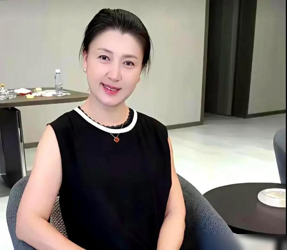 大年初一，闫学晶穿着一身大红唐装坐进直播间，满屏都是骂她不要脸和催她补税的弹幕，