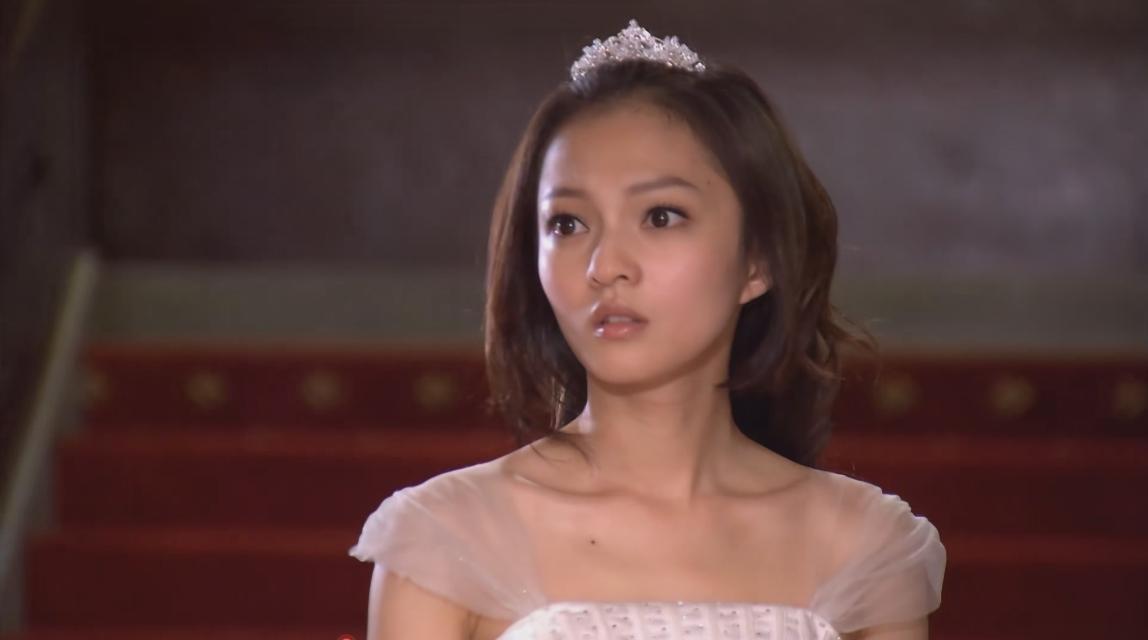 白色吊带裙加皇冠头饰，小麦的公主气质拉满。
#公主小妹#
