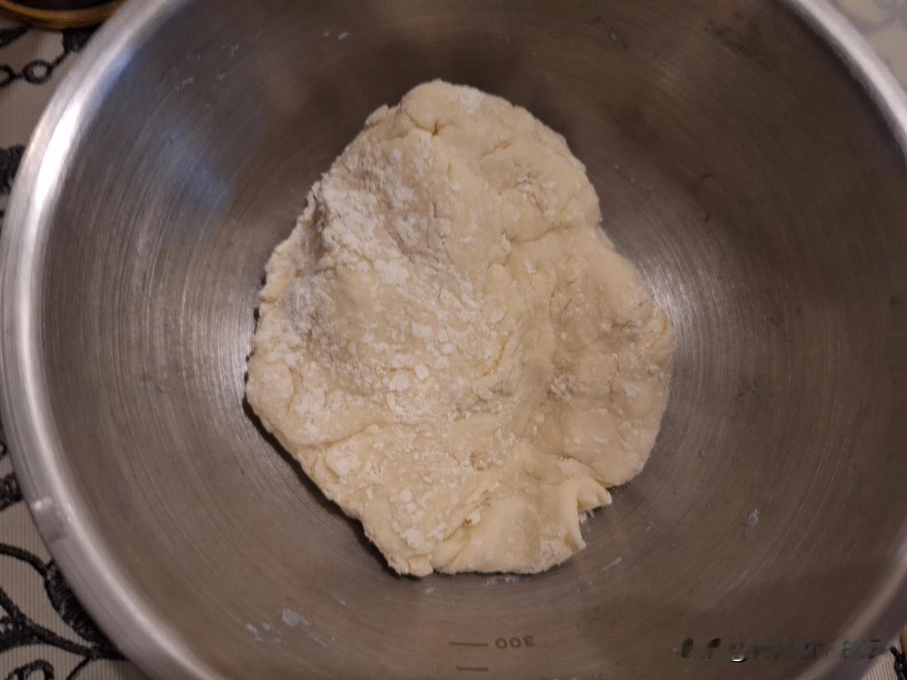 忽然想起一个月没包饺子吃了，行动些，和面，调馅，韭菜虾皮鸡蛋，一个半小时，22个