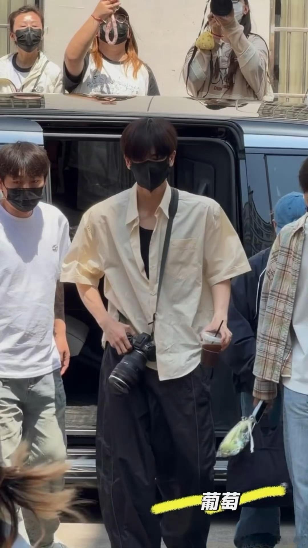 张凌赫 进妆 张凌赫今日路透，一瘸一拐的上班，工作人员称腿别到筋了，希望快快恢复