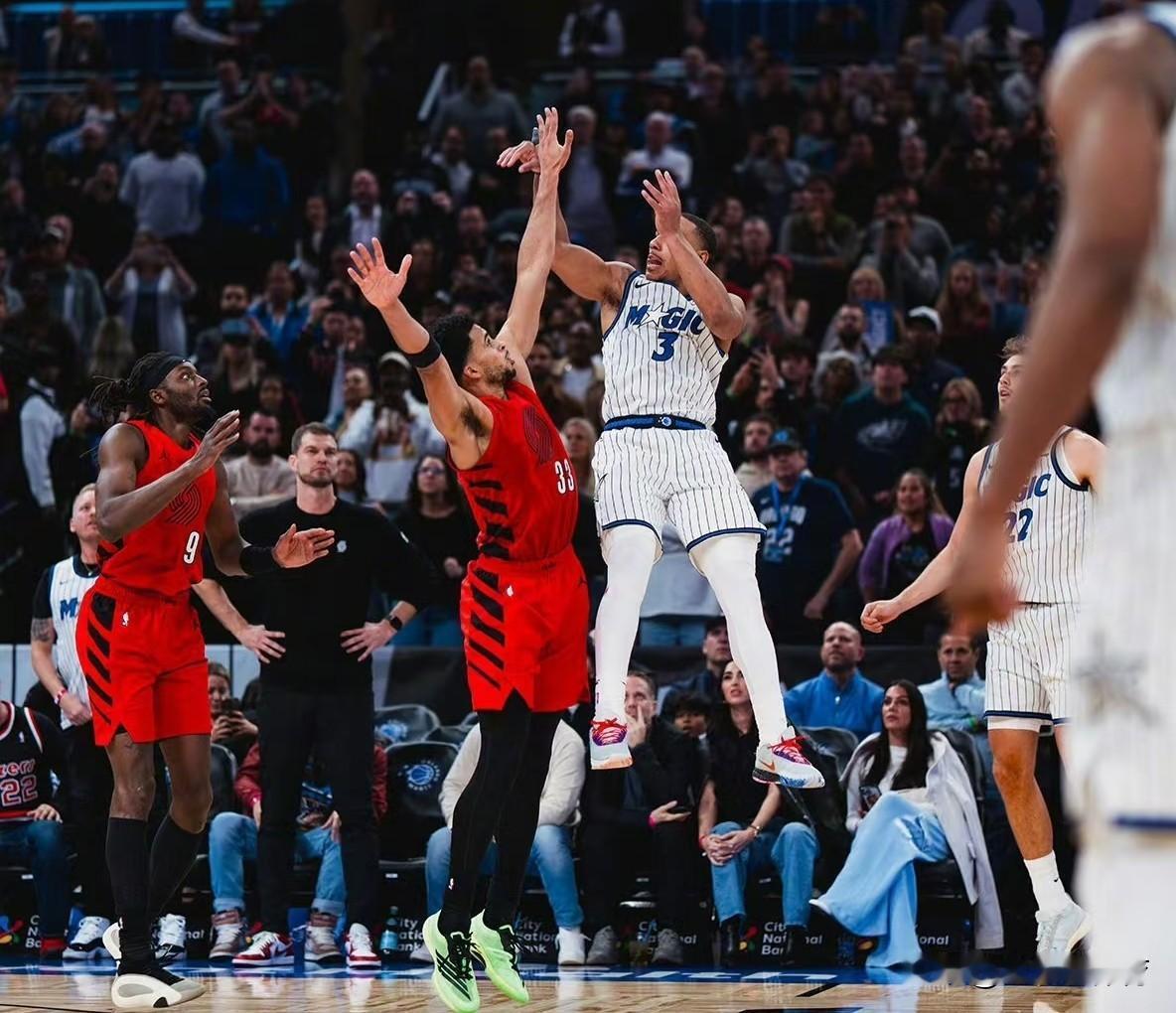 两场绝杀！把魔术队从第十拉到了第六，还有人觉得贝恩这笔交易不值吗？
今天魔术队和