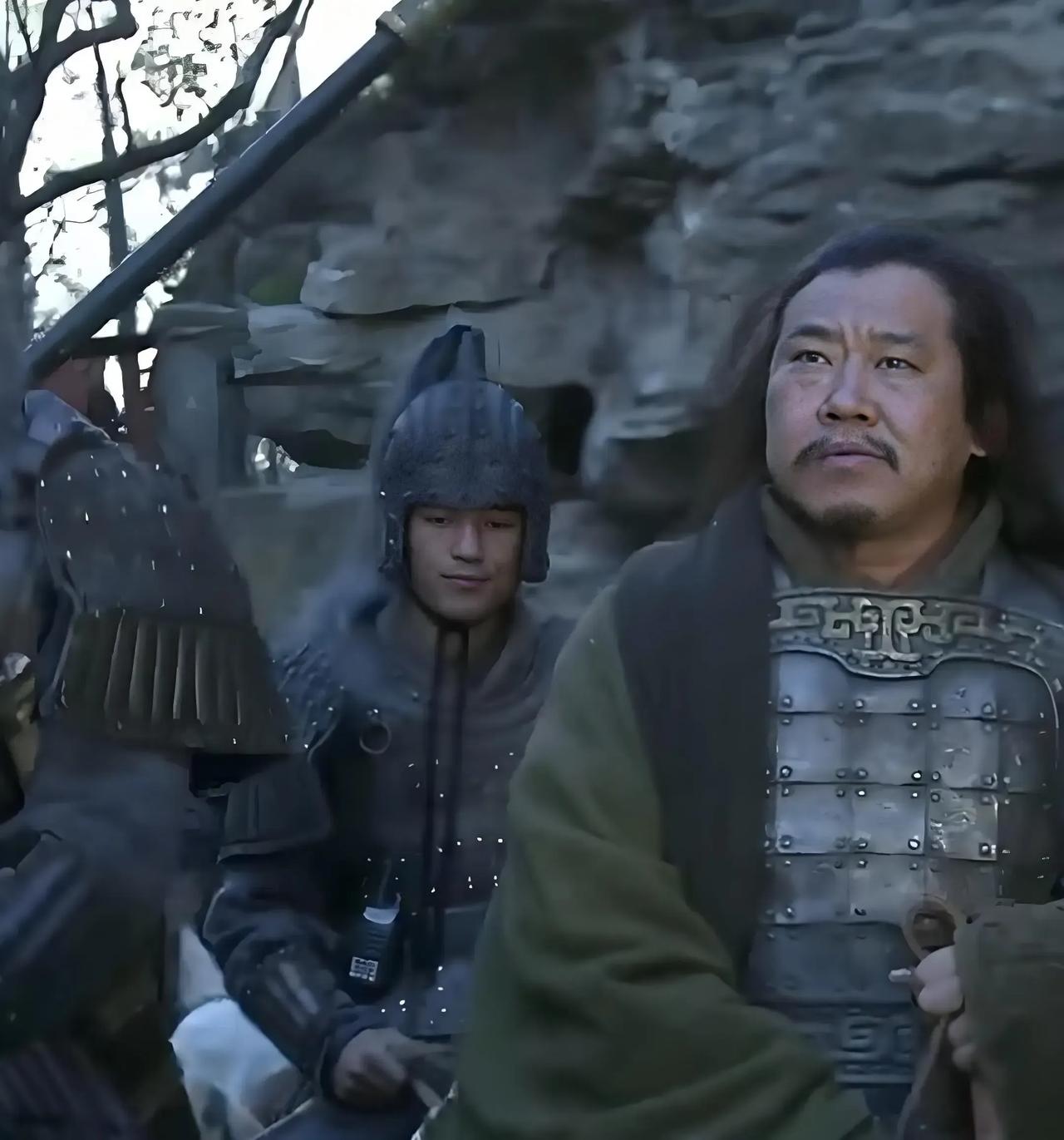 新三国里庞统在落凤坡遇难片段，身后的侍卫腰间竟然挂着对讲机，有这高科技玩意儿为啥