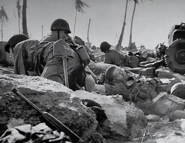 1944年6月5日凌晨，英吉利海峡狂风大作，雨点拍得窗户乱响，登陆艇几乎无法下水