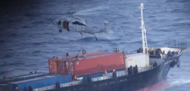 突发！伊朗港口集结1400万桶原油，8艘巨型油轮待命，石油大战一触即发！
 
当