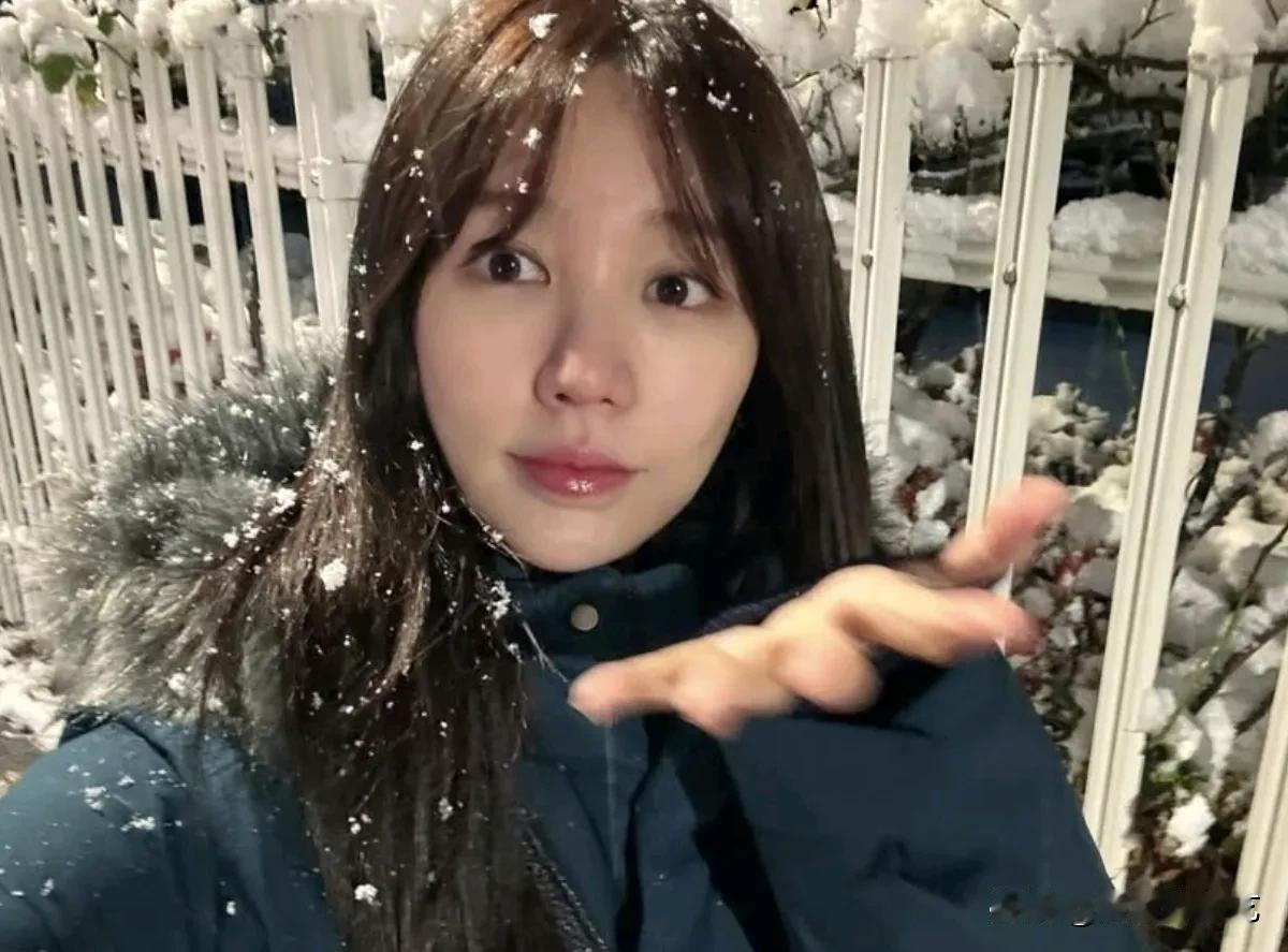 28日，演员尹恩惠在自己的Instagram上上传了多张照片。公开的照片中，尹恩