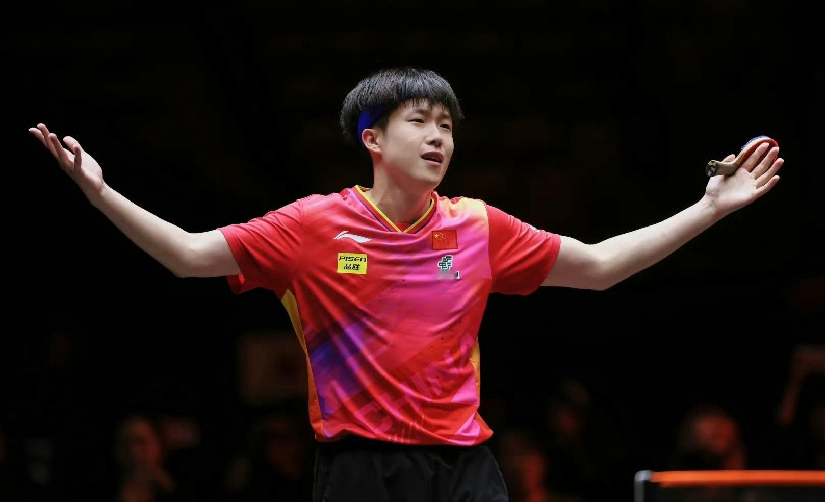 第一局7-10落后，连赢5分，王楚钦12-10拿下首局。再接再厉🇨🇳👏王楚
