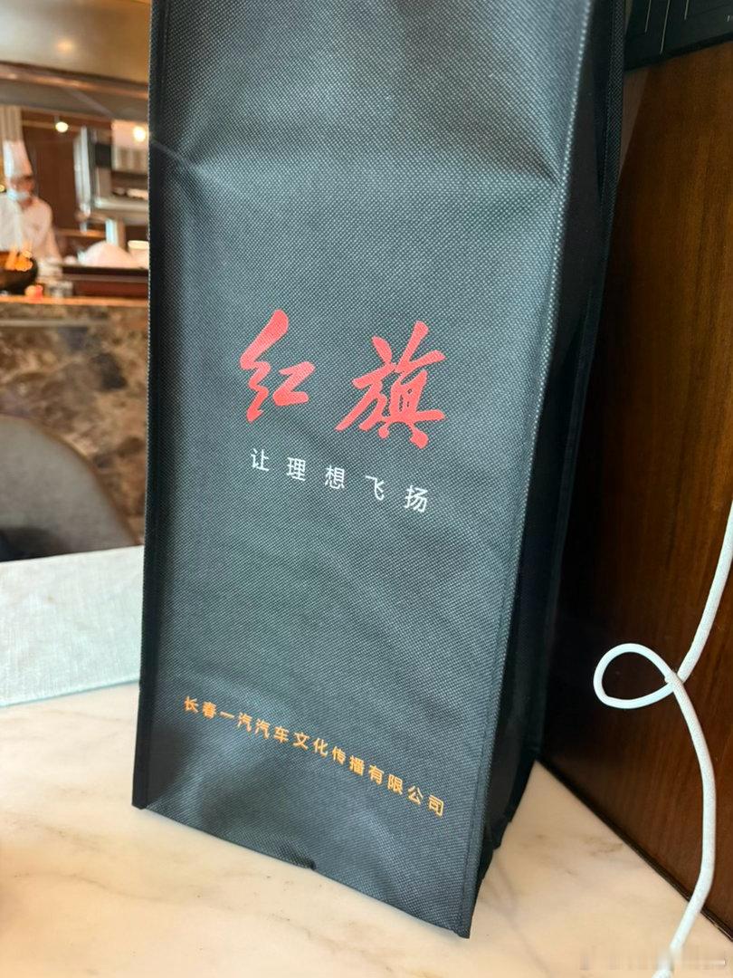 理想记得给红旗打钱红旗的前身是东风，车模为证哈哈哈这是中国汽车制造亲儿子，根正苗