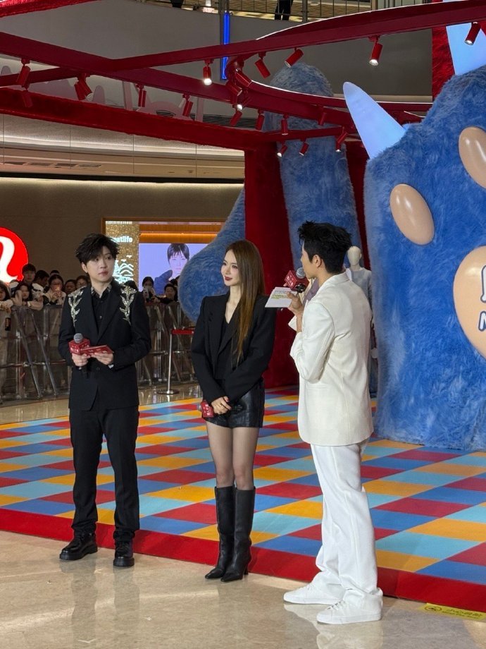 家人们谁懂啊！戚薇线下活动生图直接美疯我！原相机怼脸拍都抗打，黑色西装搭长靴又飒