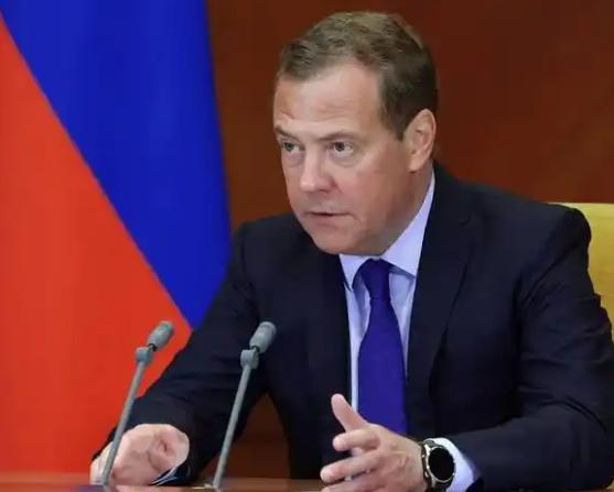 梅德韦杰夫这一嗓子，算是把桌子给掀了，直接告诉全世界：没错，我是在跟美国人私下里