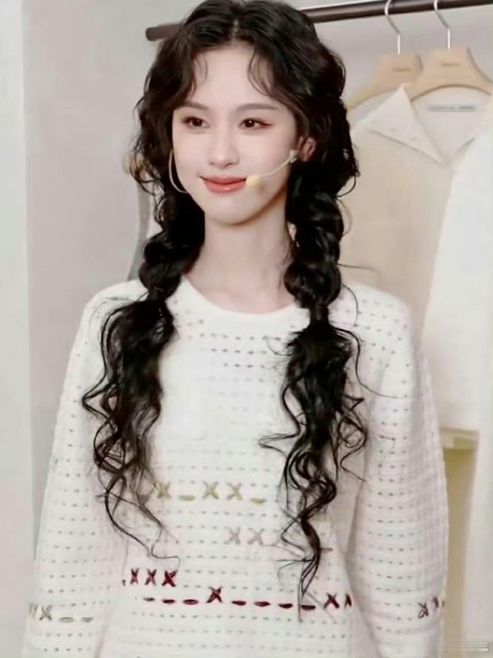 陈都灵直播是 可爱羊毛卷兔子妹[期待]好新颖的发型 简直是一个萌兔[兔子][兔子