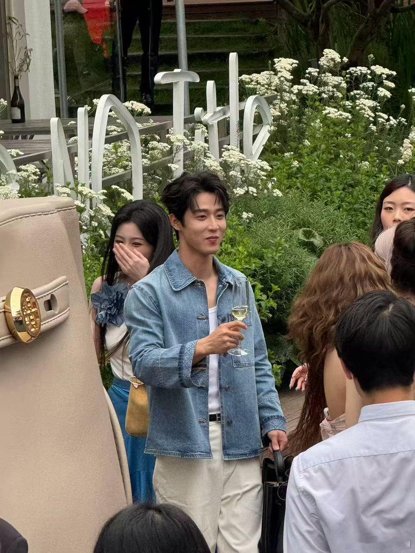 谁还记得孔雪儿吴宇恒 孔雪儿特地来找吴宇恒碰杯，两个人有说有笑，同框即糖点。成都