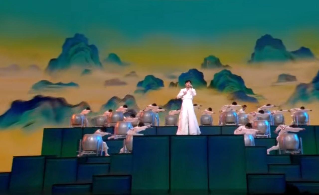 2026总台春晚舞台上，张杰一袭白衣唱响《驭风歌》。少年鼓手们擂响银鼓，雄浑鼓点