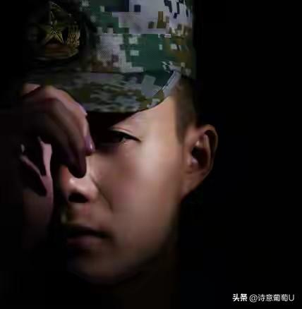 "直到退伍费见底那天，我才算真正明白，这8年军旅生涯到底值在哪儿！"  

战友