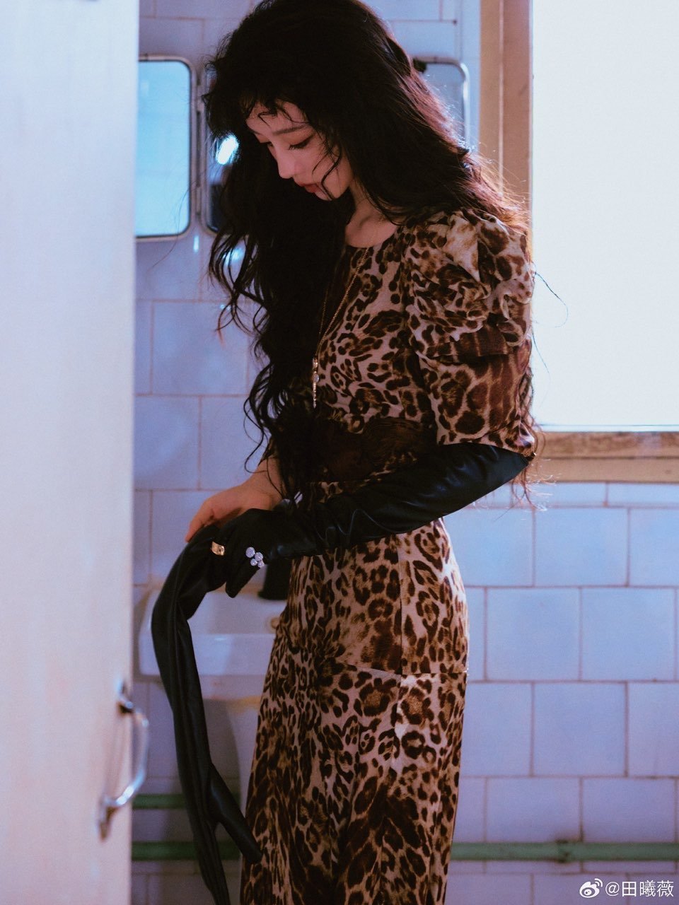 田曦薇尖叫之夜豹纹裙造型豹纹也能穿出清新高级感！田曦薇这身造型完美平衡野性与甜美