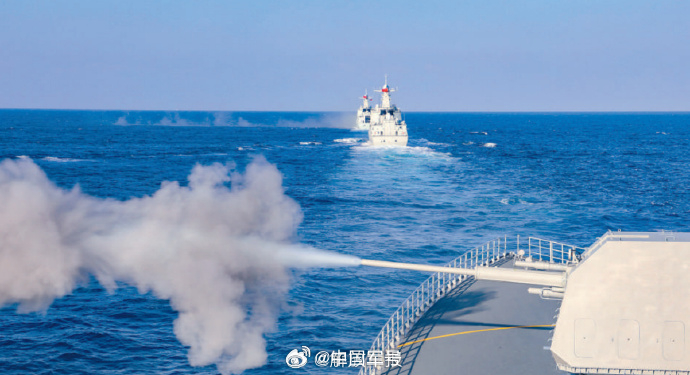 【海军某支队舰艇编队实战化训练影像】大洋深处，刺耳的战斗警报声响起。正在航行的某