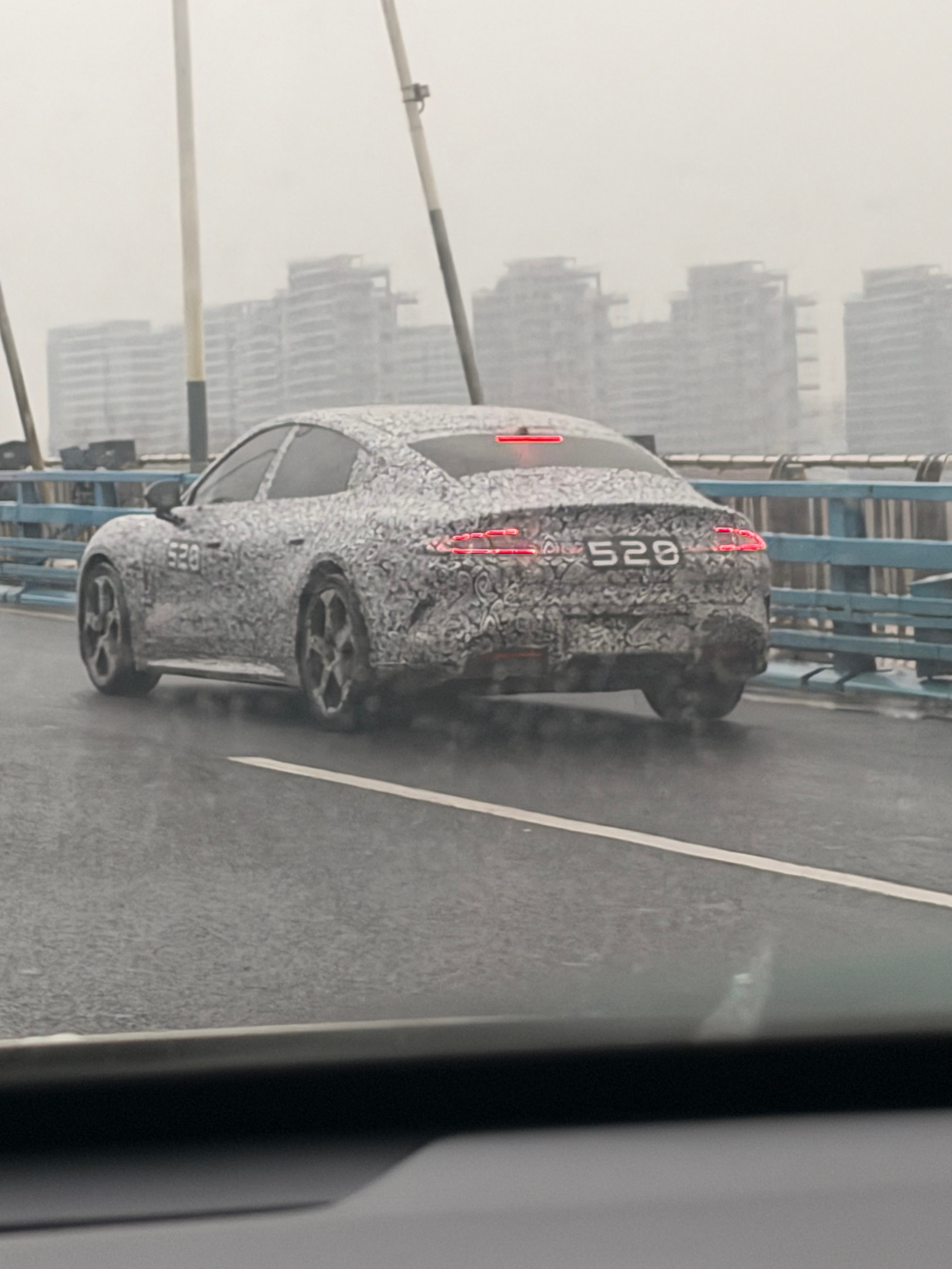 朋友路遇的伪装车看这熟悉的轮毂看这熟悉的尾灯 