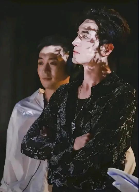 哇噻！林更新这个光影无敌了，摄影师真的要加鸡腿哇！！！我很喜欢林狗，但是这照片猛