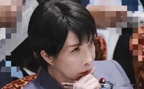 野心这就藏不住了？
高市早苗直接摊牌，要把自卫队写入宪法。

这哪里是简单的修宪