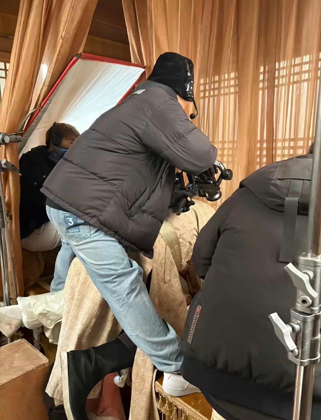 剧组生活，其实比男女主更暧昧的是摄影老师和男女主 