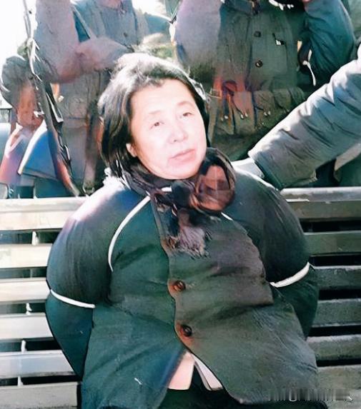 1980年，在宾县的一次公审大会上，留下了这张照片。这个被五花大绑在椅子上的女人