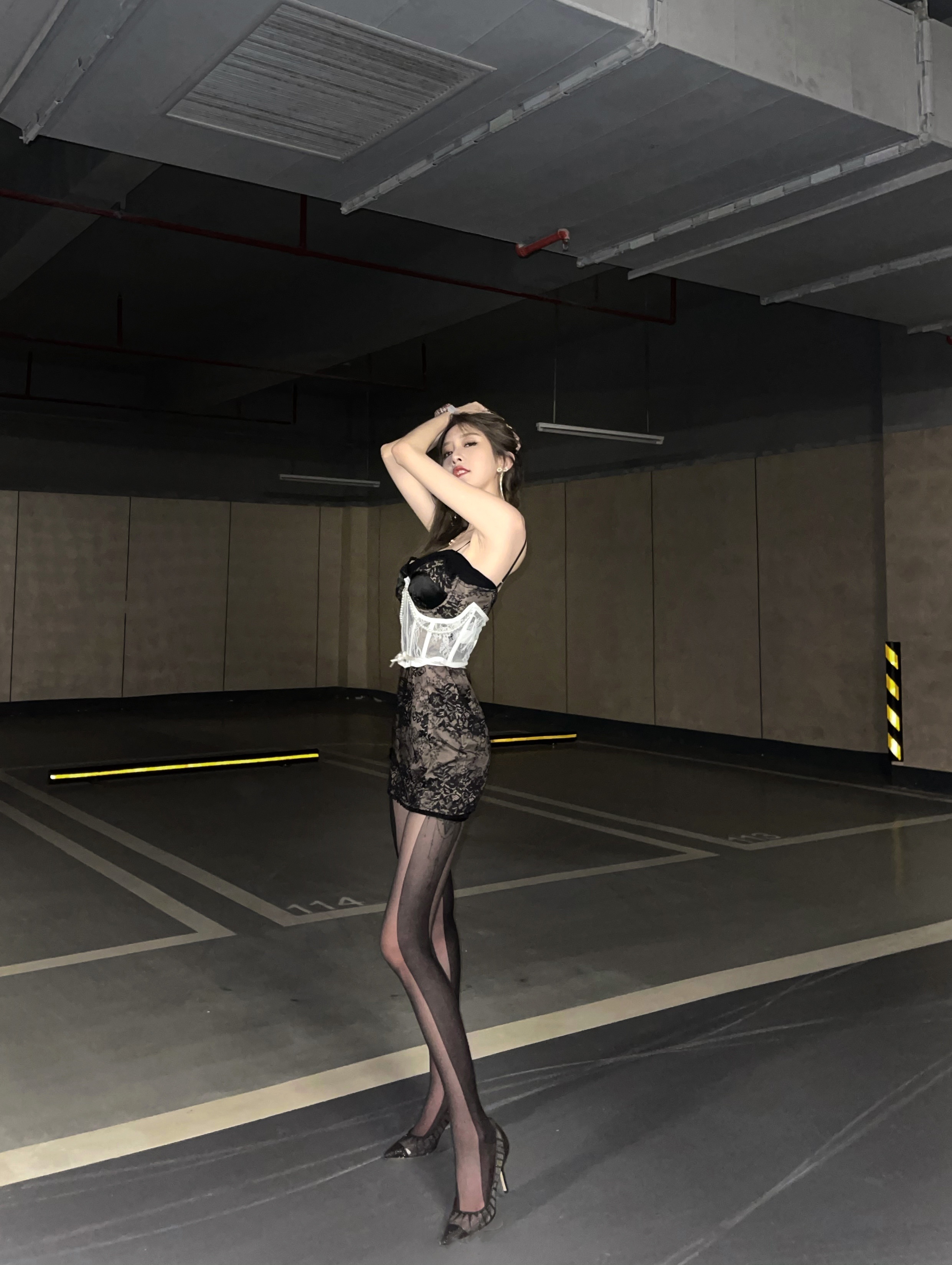 卓仕琳御姐风吊带裙地库大片 