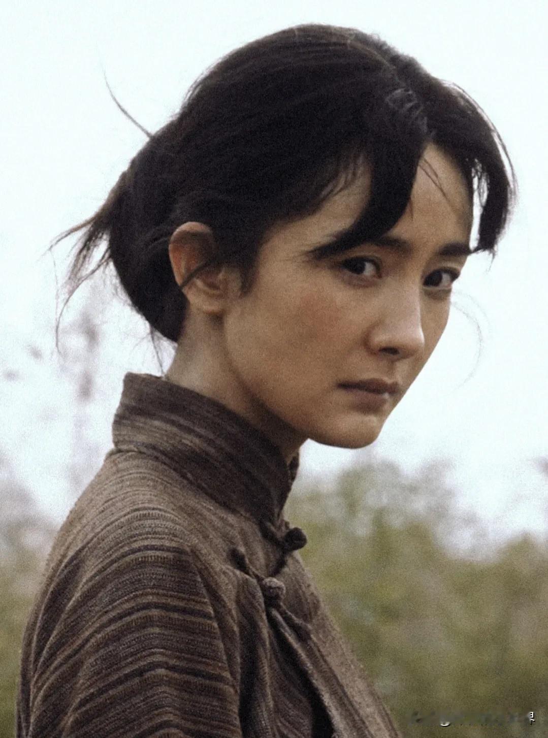 《生万物》：劝银子和铁头私奔，挺着孕肚和小三斗酒，逼亲爹开仓放粮甚至拦粮车，绣绣