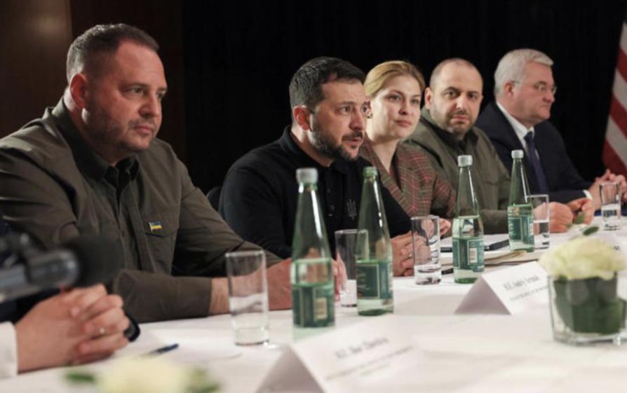 乌克兰方面突发消息！
 
11月28号，乌克兰首都基辅10名全副武装的反腐局特工