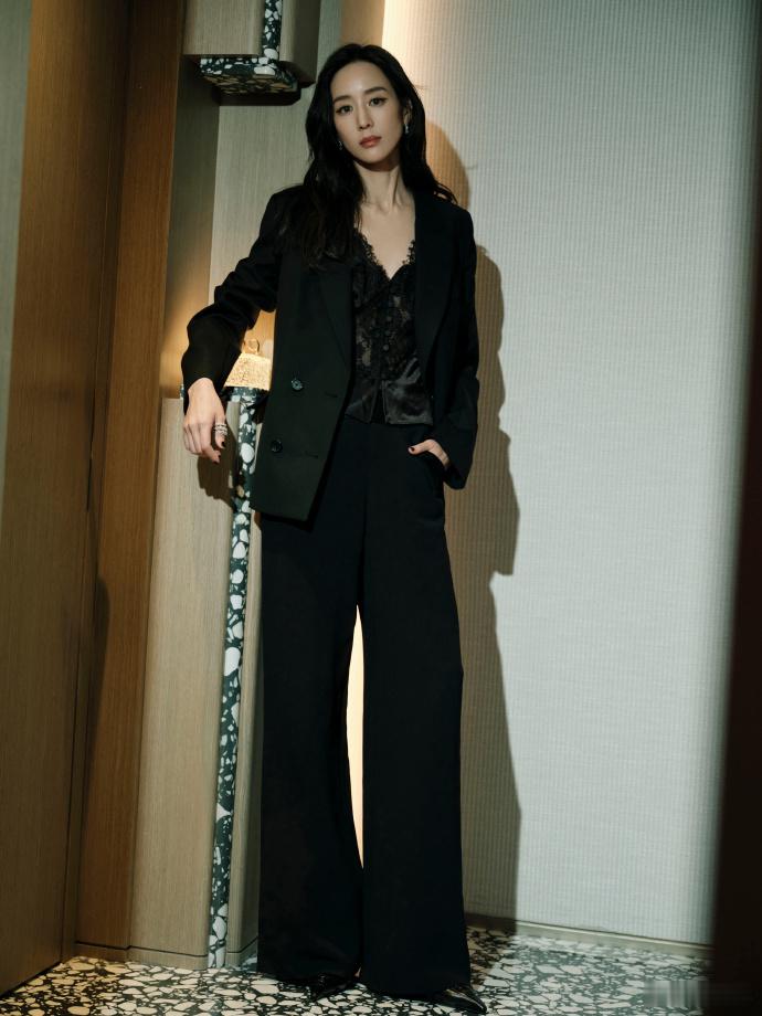 果然帅气就是一种感觉呀，好喜欢张钧甯黑西装老公姐， 美美飒飒的感觉直接就已经溢出