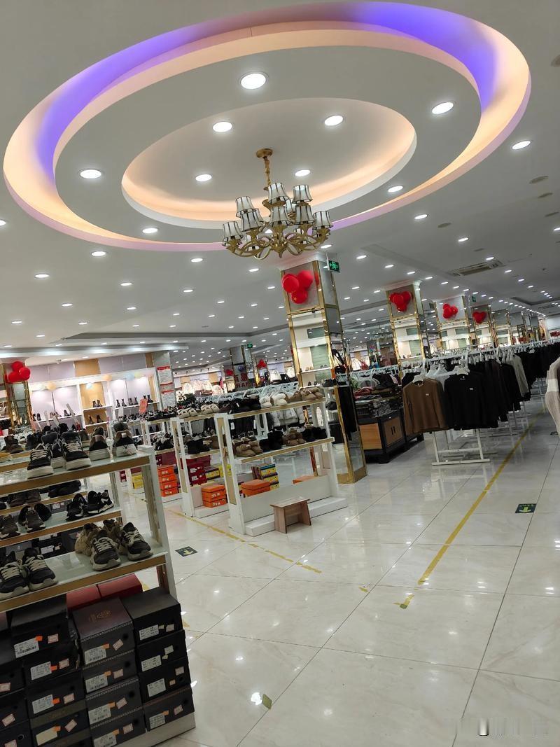 我认为不会
一句话结论：实体店不会消失，因为它能提供线上永远给不了的「五感体验+
