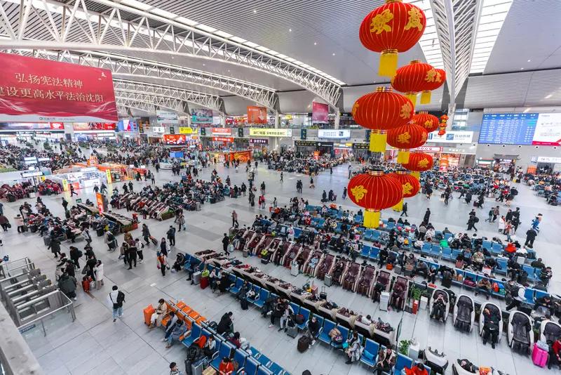 2026年春运，12306建议短途旅客别“买长乘短”。这一建议背后，是运力分配、