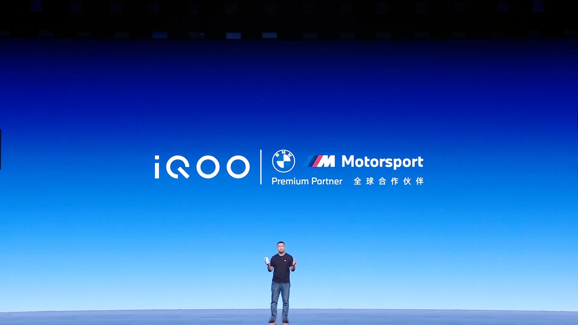 iQOO Neo10 Pro+ 这次的三种颜色，主打的是超级像素，蓝色的变换像素